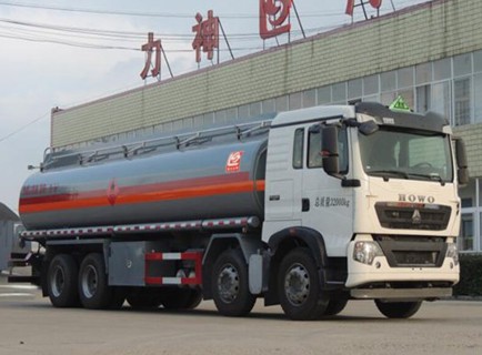 22噸國(guó)六重汽豪沃前四后八油罐車(chē)圖片 22噸國(guó)六重汽豪沃前四后八油罐車(chē)圖片