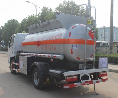 國六5噸甲醇乙醇罐式運(yùn)輸車圖片 國六5噸甲醇乙醇罐式運(yùn)輸車圖片