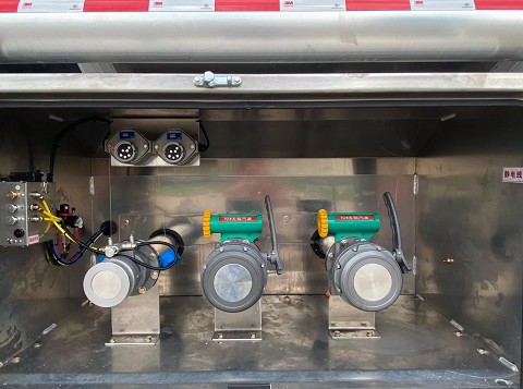 國(guó)六解放前四后八31.1方鋁合金油罐車圖片 國(guó)六解放前四后八31.1方鋁合金油罐車圖片