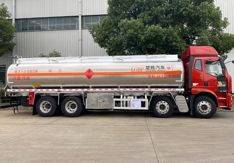 國(guó)六解放前四后八31.1方鋁合金油罐車圖片 國(guó)六解放前四后八31.1方鋁合金油罐車圖片