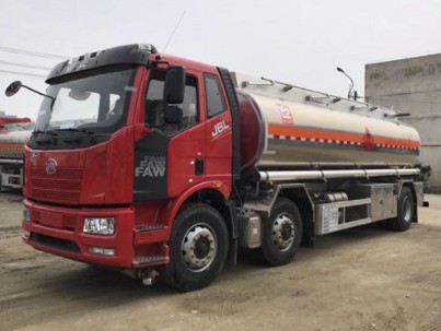 力神牌解放J6前四后四鋁合金油罐車 力神牌解放J6前四后四鋁合金油罐車