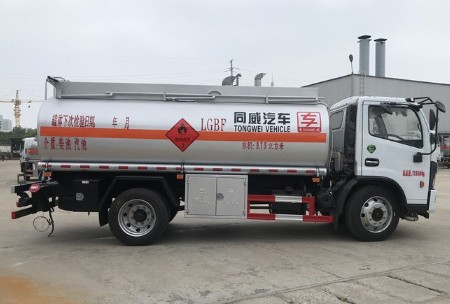 國(guó)六東風(fēng)福瑞卡8.6方運(yùn)油車(chē) 國(guó)六東風(fēng)福瑞卡8.6方運(yùn)油車(chē)