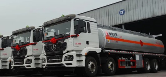 國六陜汽德龍M3000S前四后八油罐車批量發車圖片 國六陜汽德龍M3000S前四后八油罐車批量發車圖片