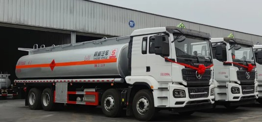 國六陜汽德龍M3000S前四后八油罐車批量發車圖片 國六陜汽德龍M3000S前四后八油罐車批量發車圖片