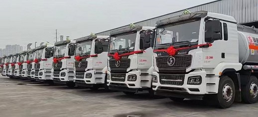 國六陜汽德龍M3000S前四后八油罐車批量發車圖片 國六陜汽德龍M3000S前四后八油罐車批量發車圖片