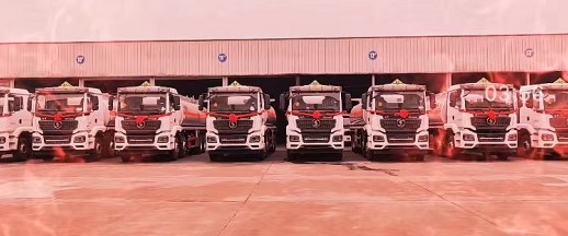 國六陜汽德龍M3000S前四后八油罐車批量發車圖片 國六陜汽德龍M3000S前四后八油罐車批量發車圖片
