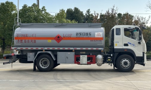 福田歐曼行星15.7立方加油車(chē),新東日牌YZR5181GJYB6Q型加油車(chē) 福田歐曼行星15.7立方加油車(chē),新東日牌YZR5181GJYB6Q型加油車(chē)